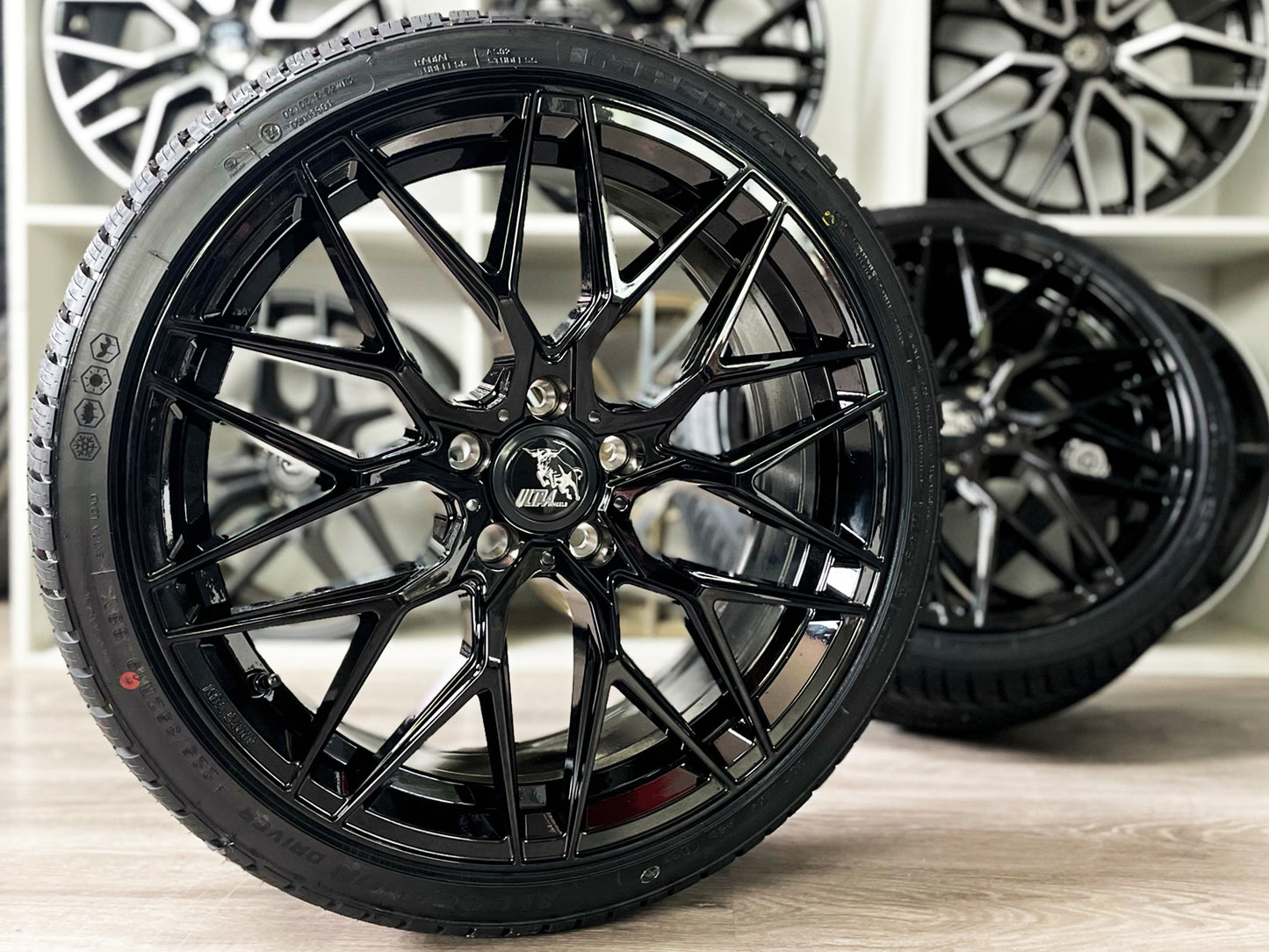 Ultra Wheels UA1E 19 Zoll Sommer Kompletträder 8x19 5x112 ET47 225/35R19 für VW Golf Audi A3 Seat Leon Skoda Octavia Passat TT